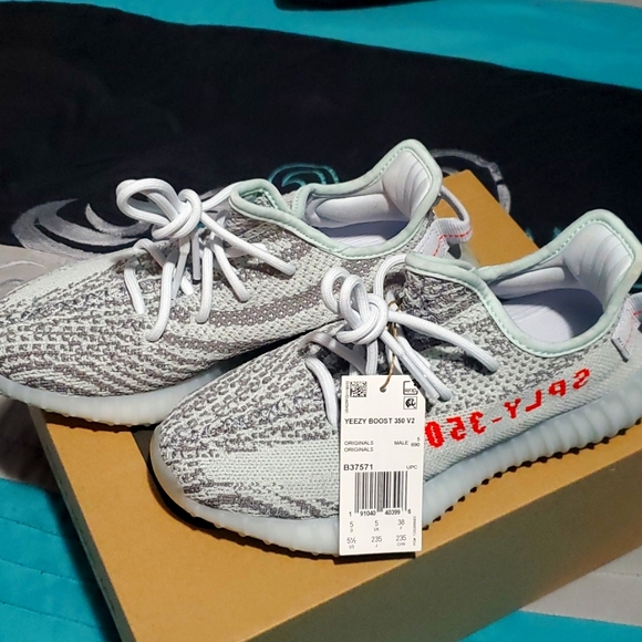 - Yeezy Boost 350 V2 - Picture 2 of 4